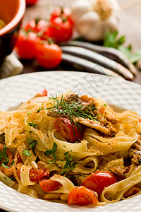 锅茴香橄榄意大利区域盘子菜由面条和木制桌上的沙丁鱼成图片