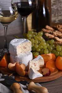 美味的柿子小叶芝士乳酪和白葡萄切片半西门和李子是红酒的大开胃菜图片