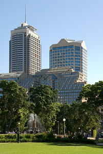 正面靠近澳大利亚悉尼Hyde公园附近城市内建筑公寓图片