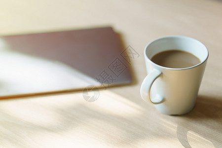沟通生活早餐工作台用笔记本电脑一杯咖啡清晨阳光图片