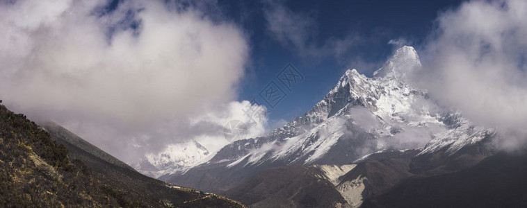 踪迹攀登位于尼泊尔喜马拉雅山Trekking的珠穆朗玛峰基地营根据图片