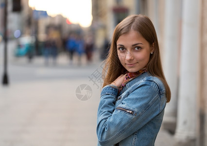 青年文化晚上在街穿牛仔裤夹克的漂亮女孩肖像信心图片