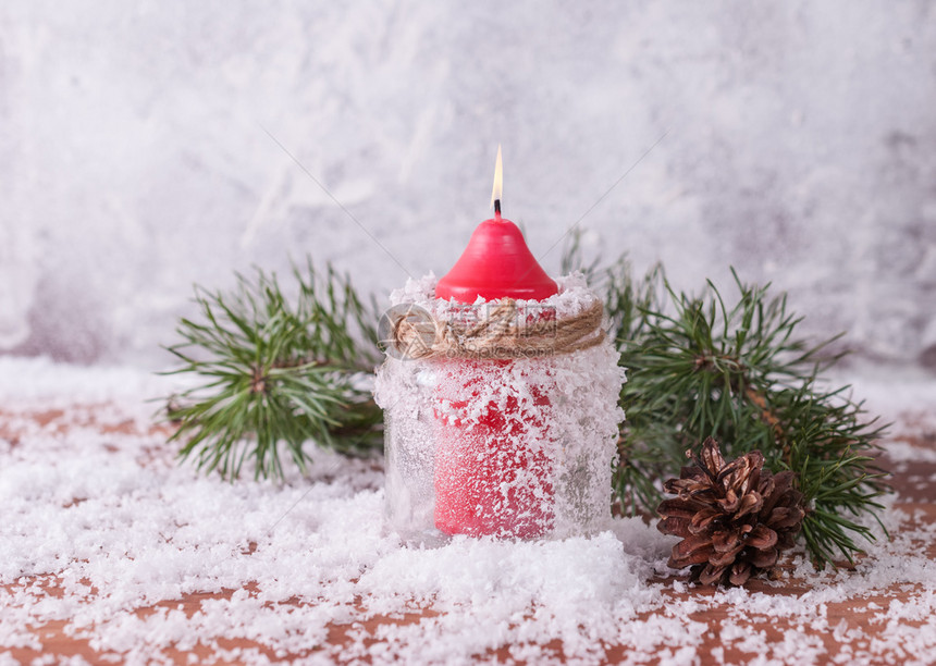 庆典雪覆盖的木制本底蜡烛圆锥和树枝木制的一种图片