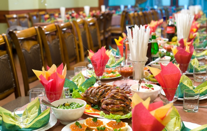 鱼子酱上漆的菜肴餐具和盘子放在桌上准备宴会浅度外费图片