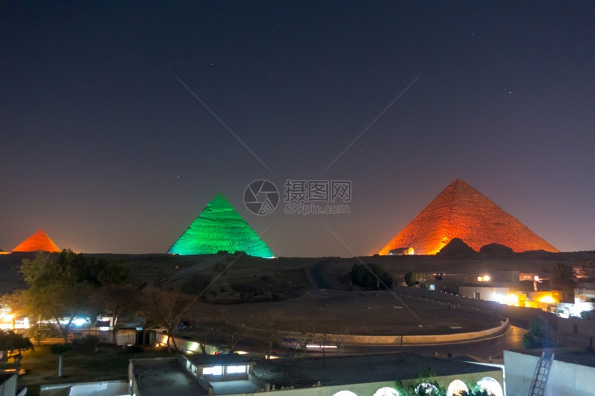 老的景观天空在埃及吉萨的夜晚金字塔大图片