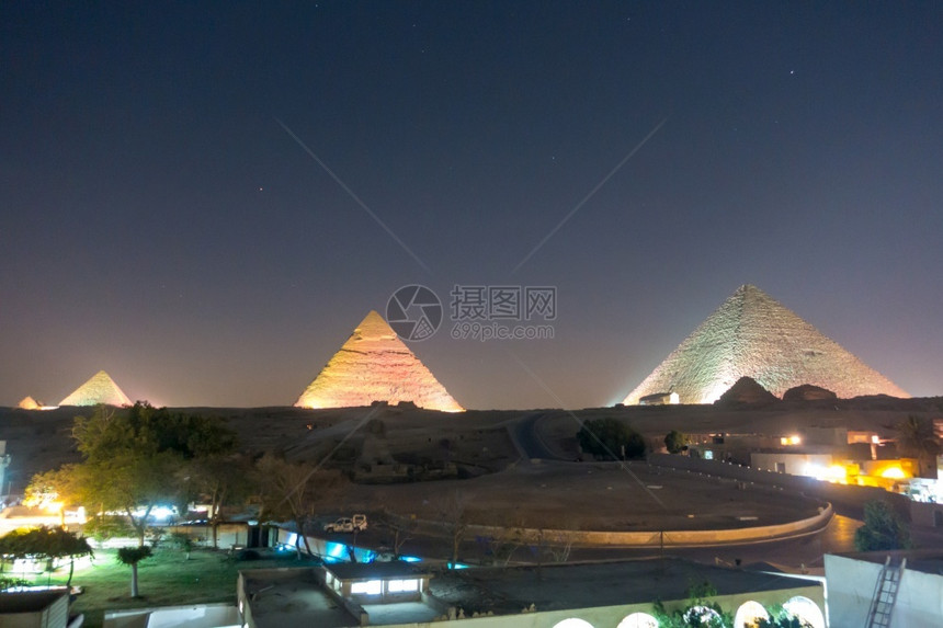 夜晚的金字塔图片