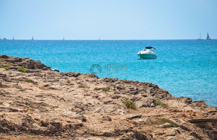 西班牙语在马洛卡Mallorca的阳光明媚夏季日上海景与岩石和船自然海洋图片