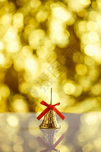 庆祝魔法圣诞玩具背景的金色美丽布基人圣诞节玩具问候图片