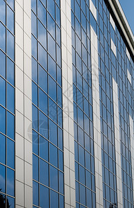 当代的蓝天反映在办公大楼的窗户上蓝色天空反映在办公楼的窗户上商业视图片