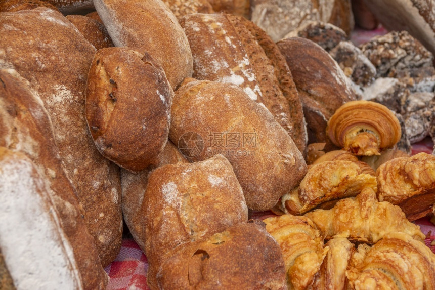 阿姆斯特丹的荷兰农民市场许多种类的面包和羊角荷兰品种繁多可口传统的购物图片