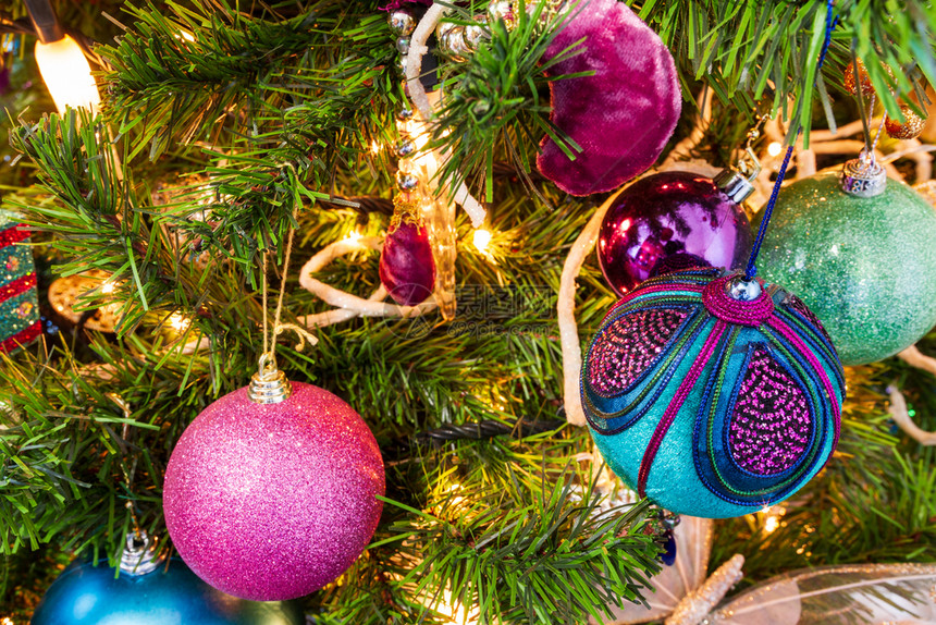 冬天玩具圣诞树装饰着紫色和青黄的主题装饰球和蜡烛灯明着装饰风格图片