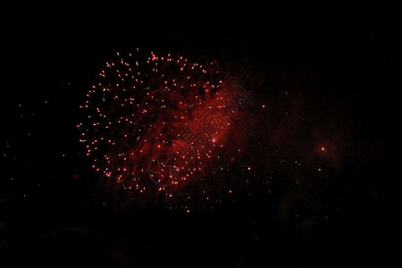 泡泡秀表演黑色的有质感庆典在黑夜天空背景中闪耀着多彩的欢庆火花设计图片