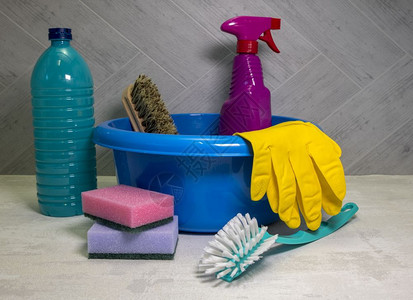 粉色的带有清洁工具蓝色洗碗盘和作为脱脂剂的洗涤和带抹布的刷子清洁工具的洗碗盘清理绿色图片