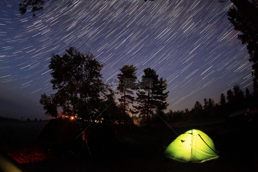 启动轨道乳白色美丽俄罗斯乌姆克地区拉尼山庄草地的星夜图片