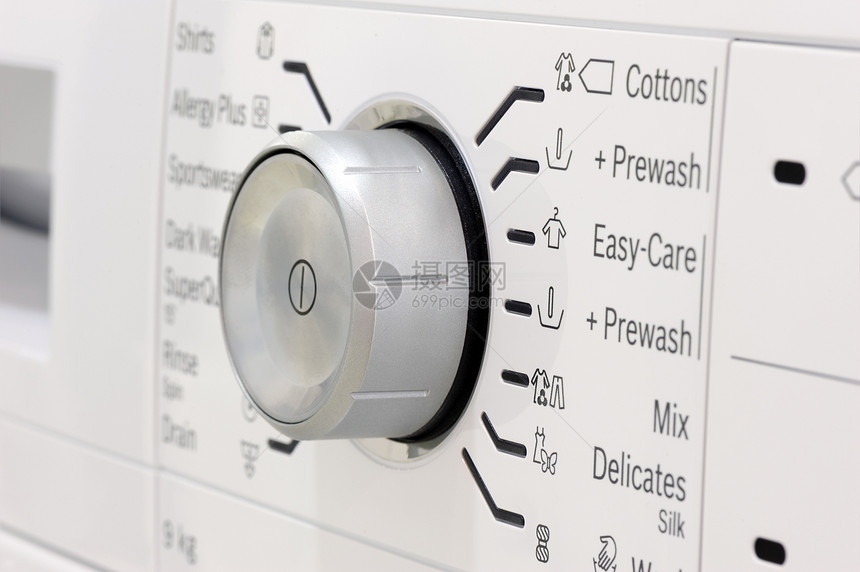 旋转家务关闭新的白色洗衣房或机有选择地侧重于控制部件关闭洗衣机或有选择地重点关注控制要素器具图片