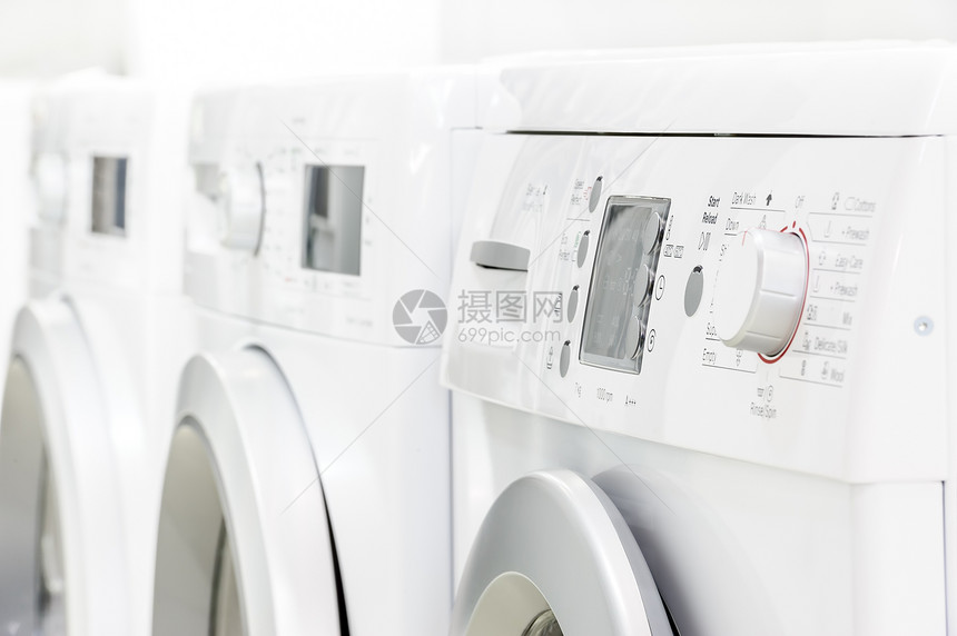 关闭新的白色洗衣机或有选择地将重点放在洗衣机控制元件板上对洗衣机控制面板进行有选择的侧重器具机装载图片