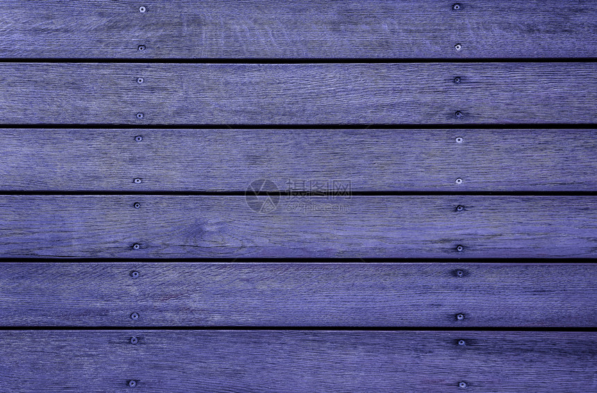 丰富多彩的空本底或模拟的紫色水平木质条纹彩色涂漆的木质纹关闭巴恩墙或栅栏平板木材横幅广告牌或标志板彩色横向木质纹背景或模型地面图片