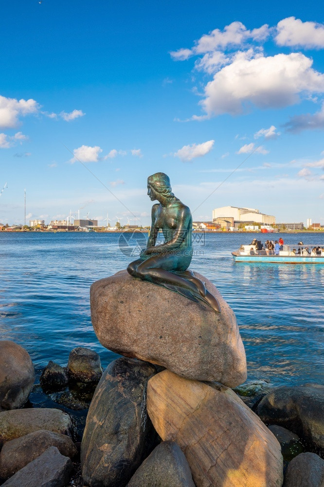 2018年5月4日丹麦哥本哈根的EdvardEriksen雕像小美人鱼107岁雕像青铜建筑学著名的图片