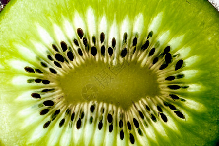 可口一种新鲜奇异果猕猴桃核心的细节水果图片