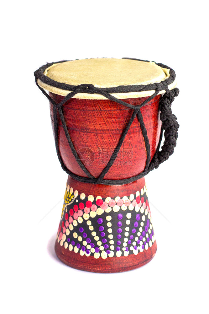 种族的传统木头Jembe是非洲鼓声传统音乐器在白色背景上被孤立图片