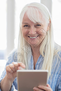 蓝牙老年人中间家庭使用数字平板高龄妇女肖像图片