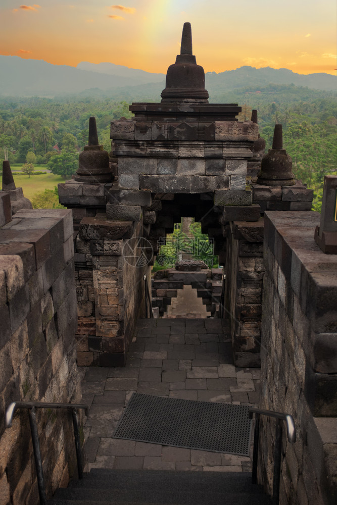 印度尼西亚中爪哇的波罗伯寺这座著名的佛教寺庙是八世纪和九的古代旅游雕像日出图片