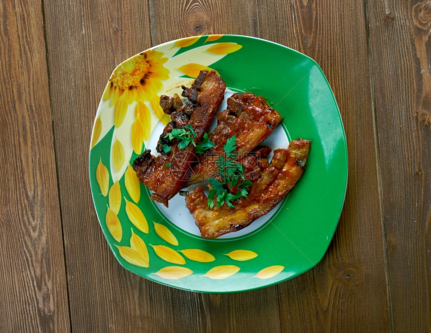 晒干锡萨龙午餐Chicarronensalsa盘子一般包括炸猪肉肚子或炒皮图片
