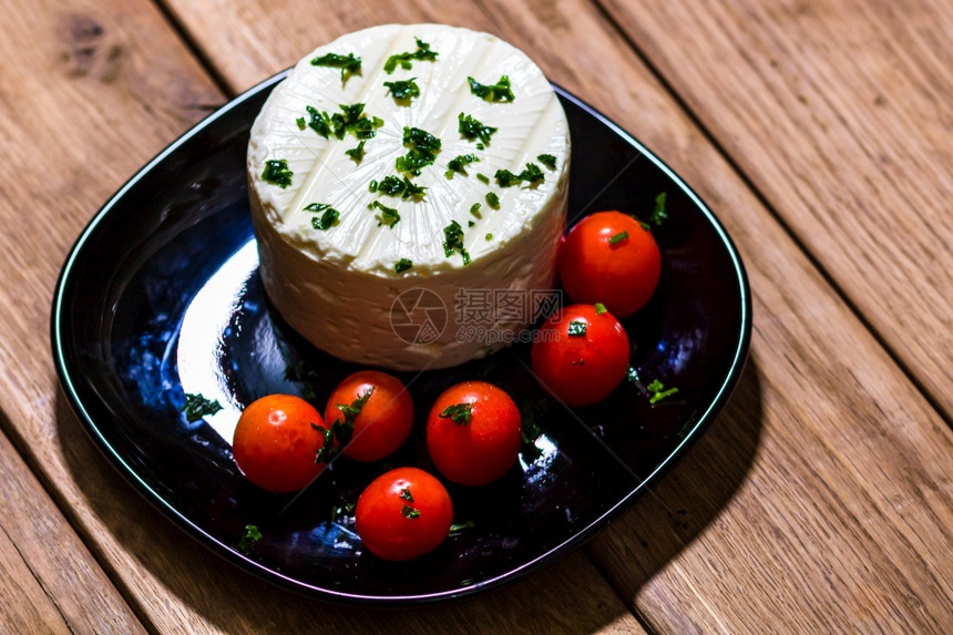 美味的白奶酪香料和樱桃西红柿在切割板上番茄马苏里拉奶酪意大利语图片