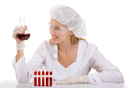 女医生或化验室技术员用红色液体试验管进行检查安全子面具图片