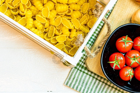 樱桃美食味的意大利面西红柿洋葱和大蒜做饭意面有机的图片