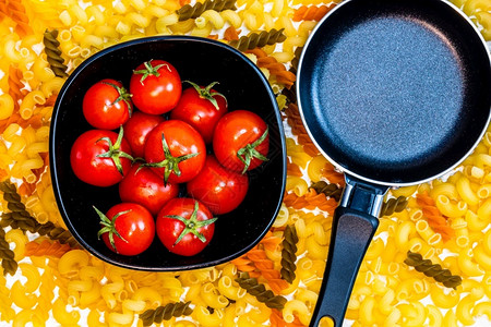番茄美味的意大利面西红柿洋葱和大蒜做饭意面蔬菜传统的图片