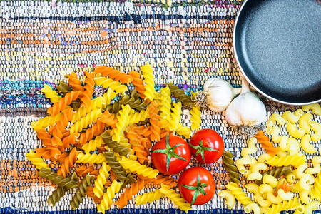 自制烹饪美味的意大利面西红柿洋葱和大蒜做饭意面生图片