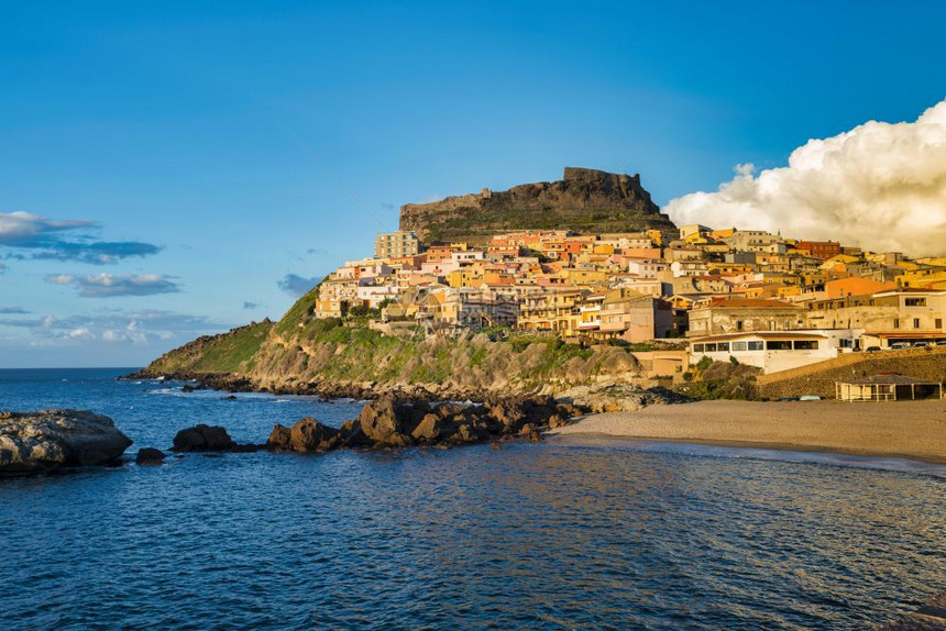 意大利卡斯特尔萨多岛的撒丁村图片