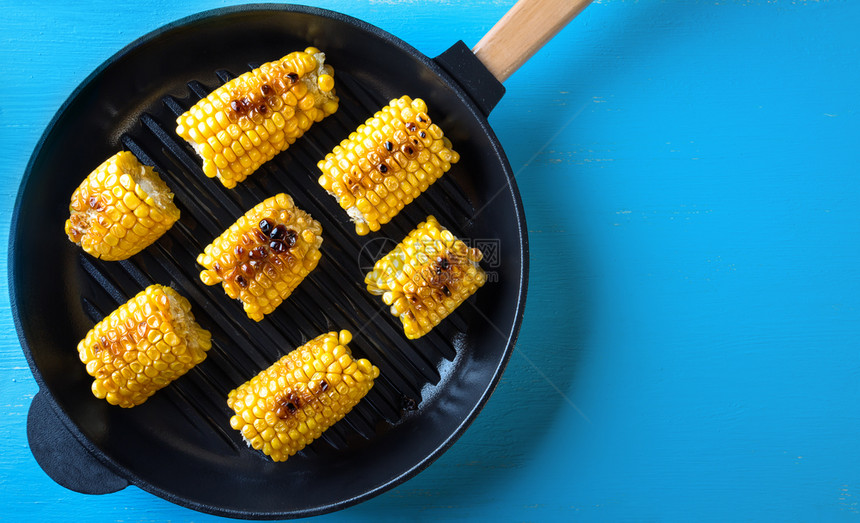 烤玉米在平底锅里图片
