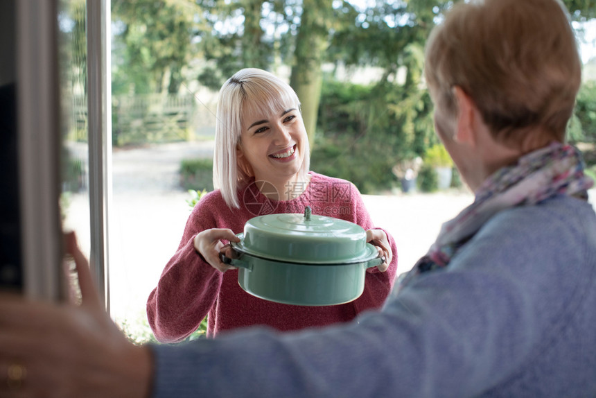 妇女带饭给老年人邻居协会户外白种人寂寞图片