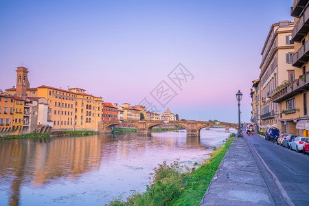 蓝色的天空古老意大利托斯卡纳佛罗伦萨市和阿诺河图片
