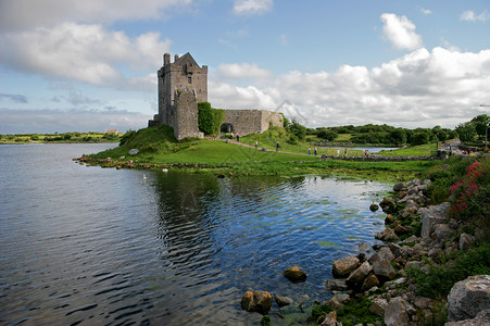 平静的纪念碑爱尔兰加韦金瓦拉湾栋盖城堡的景象筑图片