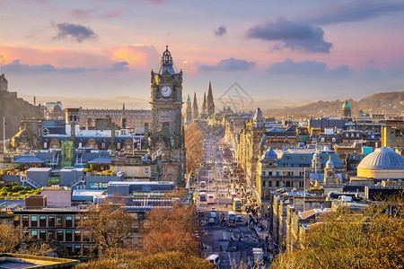 目的地纪念碑日落时苏格兰旧城爱丁堡市天际风景遗产图片