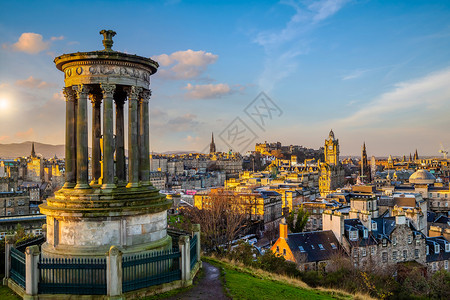 爬坡道欧洲日落时苏格兰旧城爱丁堡市天际风景线背景图片