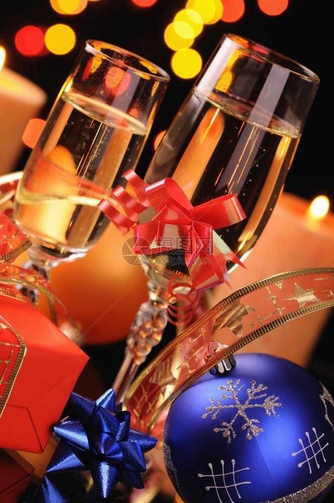 弓礼物两杯葡萄酒香槟与多色火花的背景相伴蓝色图片