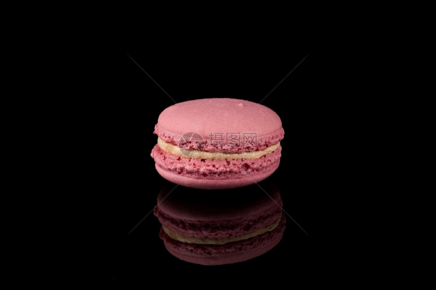 黑色的背景上多彩的粉色红毛松法国糕点图片
