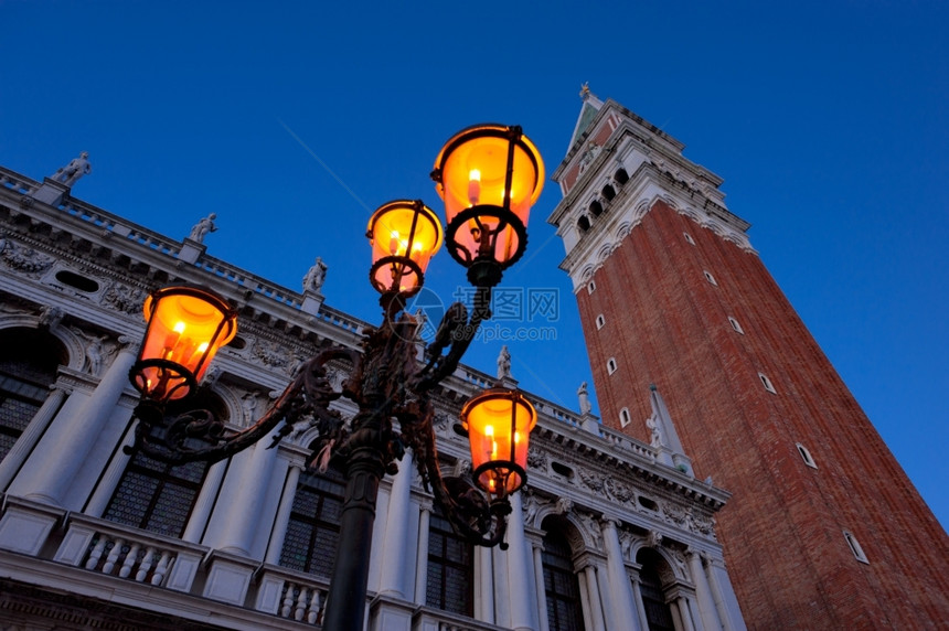 图书馆圣马可广场的早晨圣马可广场的早晨圣马可钟楼BibliotecaNazionaleMarciana和著名的威尼斯街灯欧洲的光图片