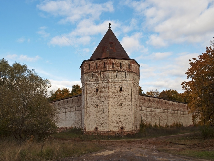 建筑学靠近俄罗斯托夫大帝附近的俄罗斯圣鲍里和格莱布古老修道院角塔建造图片