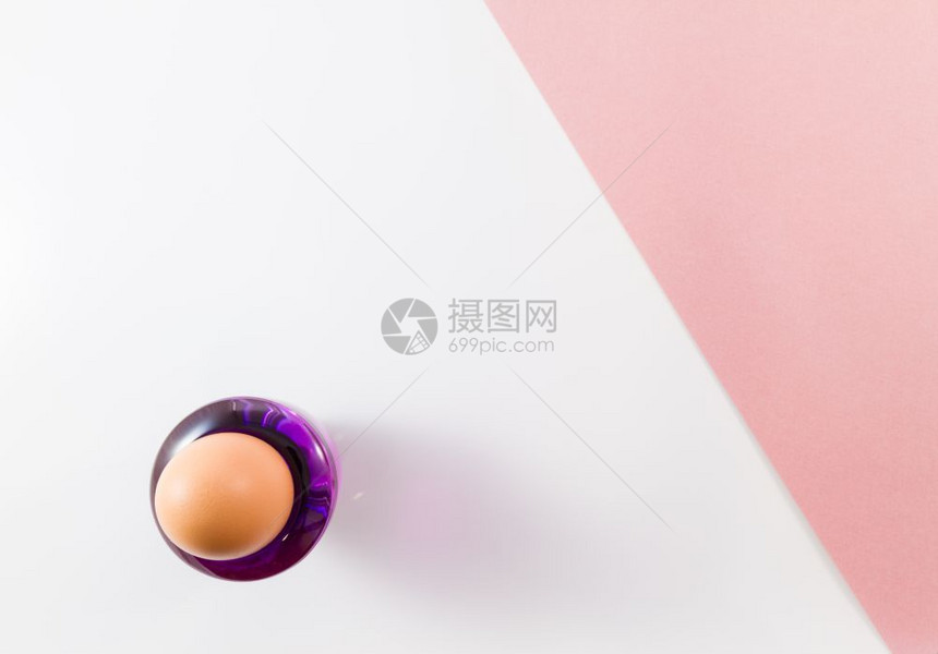 橙粉色的贝壳白和对角粉红背景上单蛋的顶端视图最小像样式有文本复制空间图片