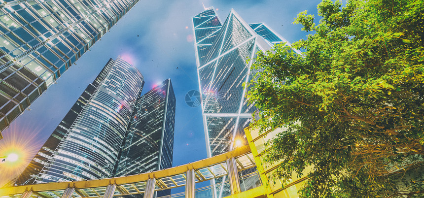 假期香港夜市天际线现代摩大厦的视野公司概念港口公司的图片