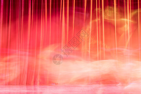 红窗帘和在演唱会之间的戏院运动演插图文化设计图片
