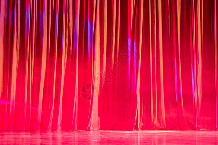 红窗帘和在演唱会之间的戏院运动抽象音乐会戏剧设计图片