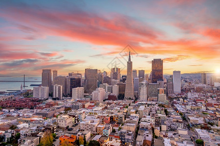 旅行著名的日落时美国旧金山市风景的下城天线际图片