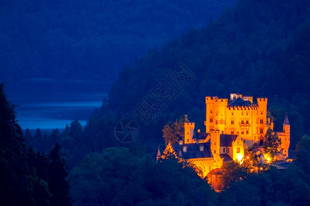 夜晚的城堡图片