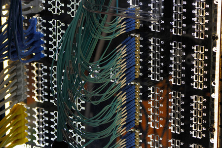 光学的网络联系与以太和光纤电缆联的补板高清图片